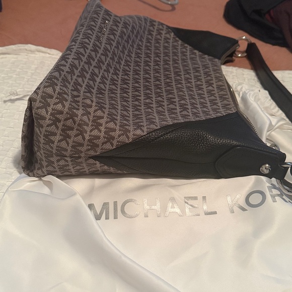 Michael Kors Aria Large Logo Jacquard Shoulder - Silver - Picture 4 of 9